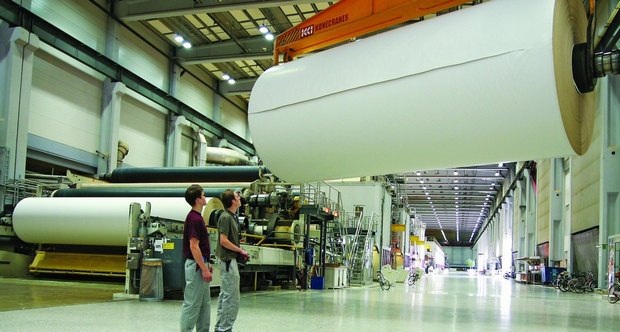 The paper mills have resulted in Värmland being a world leader in the construction and manufacturing of paper machines. Most new paper machines in the world have parts made in Värmland. Photo from Stora Enso Skoghall. Machine by Metso Paper. Photo Jan-Olof Hesselstedt.