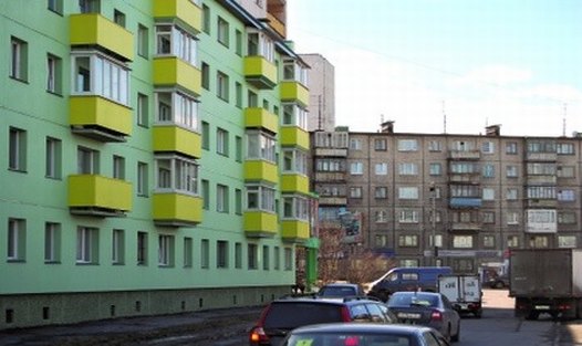 “Krutsjovky”  blocks in Murmansk. Note the new facades (light green) with extra insulation. Photo: Odd Iglebaek