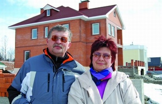 Larisa and Valery Vyatkina in front of their new house in Severyanin. Photo Odd Iglebaek