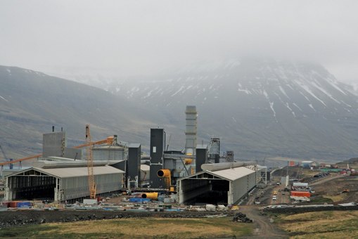 The new Alcoa Fjaardal aluminium smelter in Reidarfjördur is planned to start full production by 2008. Here on a cold May-day 2007. Photo: Odd Iglebaek