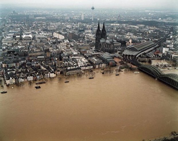 Spring Flood of the Rhine at Cologne in 1995. Photo: Flood Protection Center Cologne - M.Jochum, Avia Luftbild