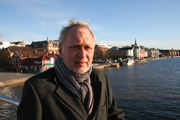 Rolf Petter Heidenstrøm with central Fredrikstad behind him. Extreme tides will easily put many of the town's streets under water. Photo: Odd Iglebaek