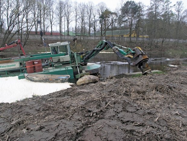 Cleaning up the polluted river sediments of the Nevezis river in Panevezys. Photo: Richard Langlais