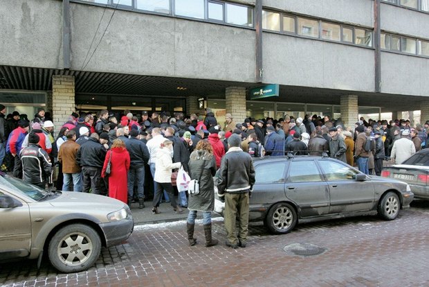 Latvia, Riga, 20 March 2006. A disturbance arose at the doors of the main office of the Latvian Investment and Development Agency. The reason was an announcement that EU Structural Funds money was to be allocated in accordance with the order in which the applications were submitted. A queuing system was not put in place thus three alternative lines were formed; the friction between these lines caused an eventual blockade of all the various institutions and enterprises located in the building. Later the municipal police brought order to the queues. Photo: Aigars Egïte, Neatkarïgä.