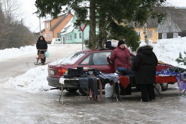 Cloth-saleswomen visiting the centre of Peipiääre rural municipality. Photo: Odd Iglebaek