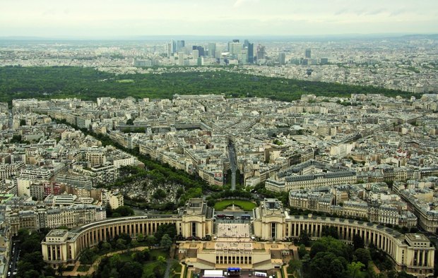 Paris toward the north-east, seen from the Eiffel-tower. The high-rise area in the background is the business centre La Défence. An important future issue here is to what extent Paris will have more of this. In the foreground is the Palais de Chaillot, the current home of Le Grand Pari(s) exhibition. The green area in the middle is the Bois de Boulogne. All photos: Odd Iglebaek