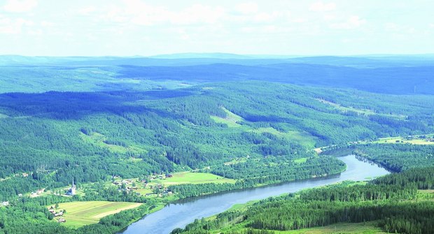 Timber, water and ore have formed the traditional basis for economic activity in Värmland. Photo shows the region´s famous Klaraälven. Photo: Per Eriksson