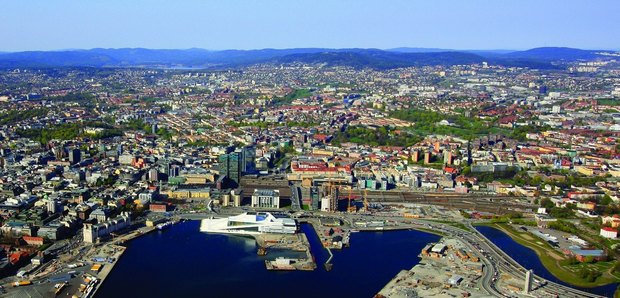 Aerial view of Oslo with the fjord and the 'amphitheatre-landscape´. Right of the white new opera house the start of the Barcode-project. When finished it will stretch towards the right almost to the lake. Photo provided by Oslo S Utvikling AS (OSU).