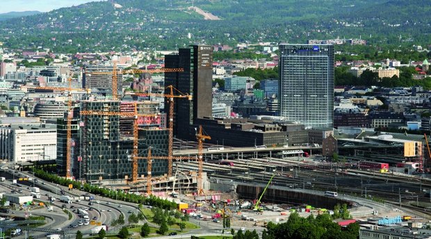  The focus of the recent high-rise debate in Oslo has been the Barcode-project. The excavations indicate the length of the first phase of the project. Behind: The Postgirobygget (left) and Oslo Plaza Hotel (right). Photo: Odd Iglebaek