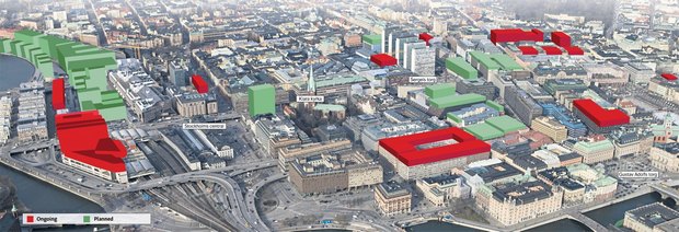 The future of Stockholm city – ongoing and planned. At present the most intensive densification is along the railway-lines from the north towards Central station. On the western side of the railway-lines four storys (red block to the left) have already been added to the previous nine storys and the 150m long Kungsbrohuset. The green block between Stockholms central and Klara kyrka reflects the plan to expand the Scandic Hotel to 100 metres. If built, it will be the first new skyscraper in the city since 1966. Photo and information provided by Stockholms Stadsbyggnadskontor. Graphical montage by Anna-Lena Lindqvist, Dagens Nyheter. 
