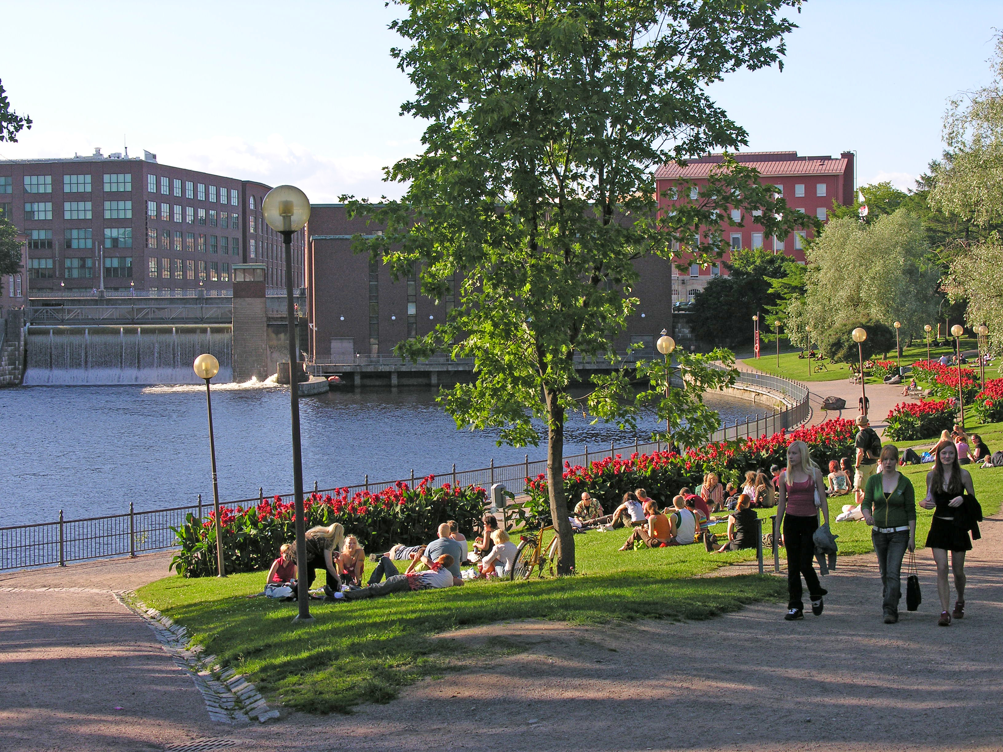 Хельсинки Тампере демонстрации. Университет Тампере. Тампере весной. Тампере ночью. Детектор тампере
